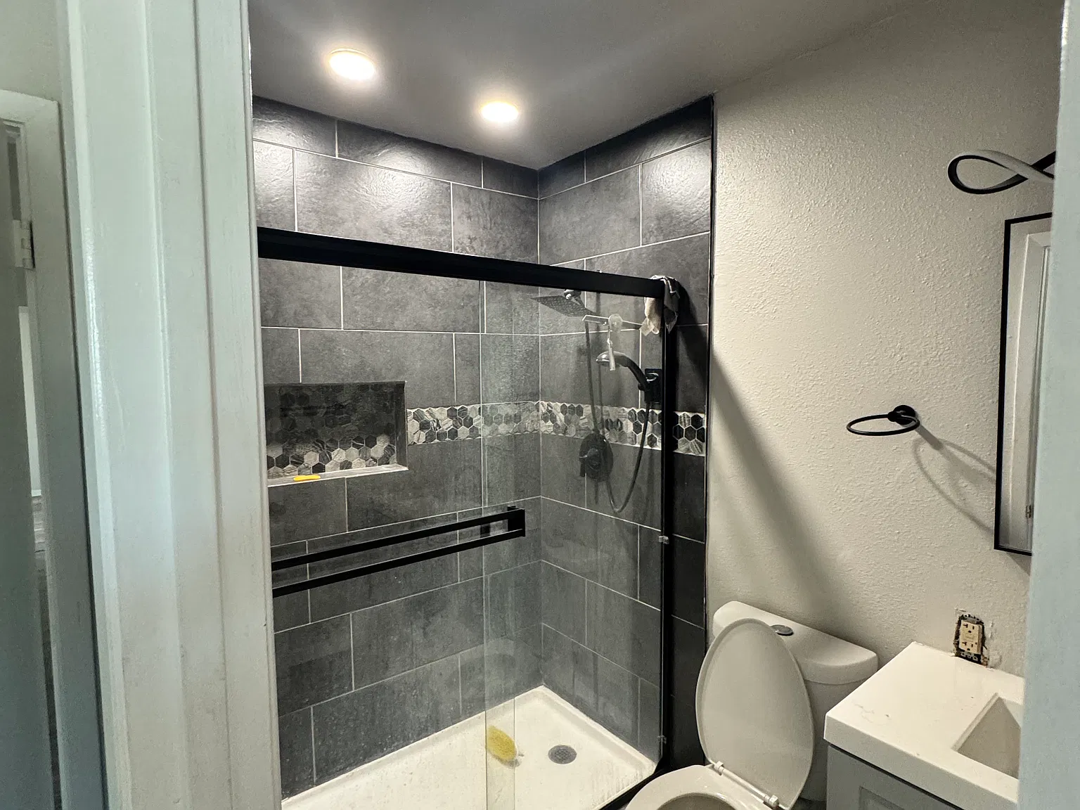 1402 Farhills Dr — Photo 2