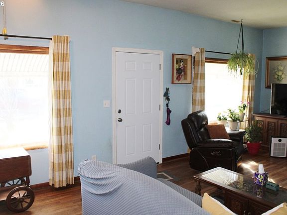 3rd image of 212 Concord St