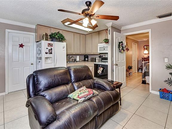 4th image of 455 S Carpenter Ave