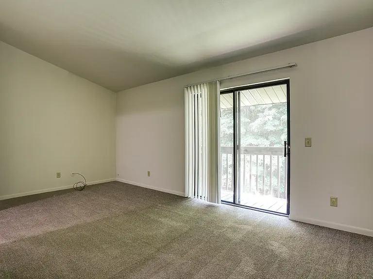 Woodfield & Arlington Apartments — Photo 14