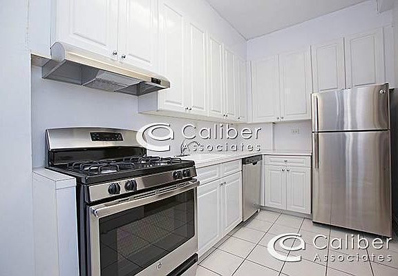 3rd image of 105 W 55th St APT 5A