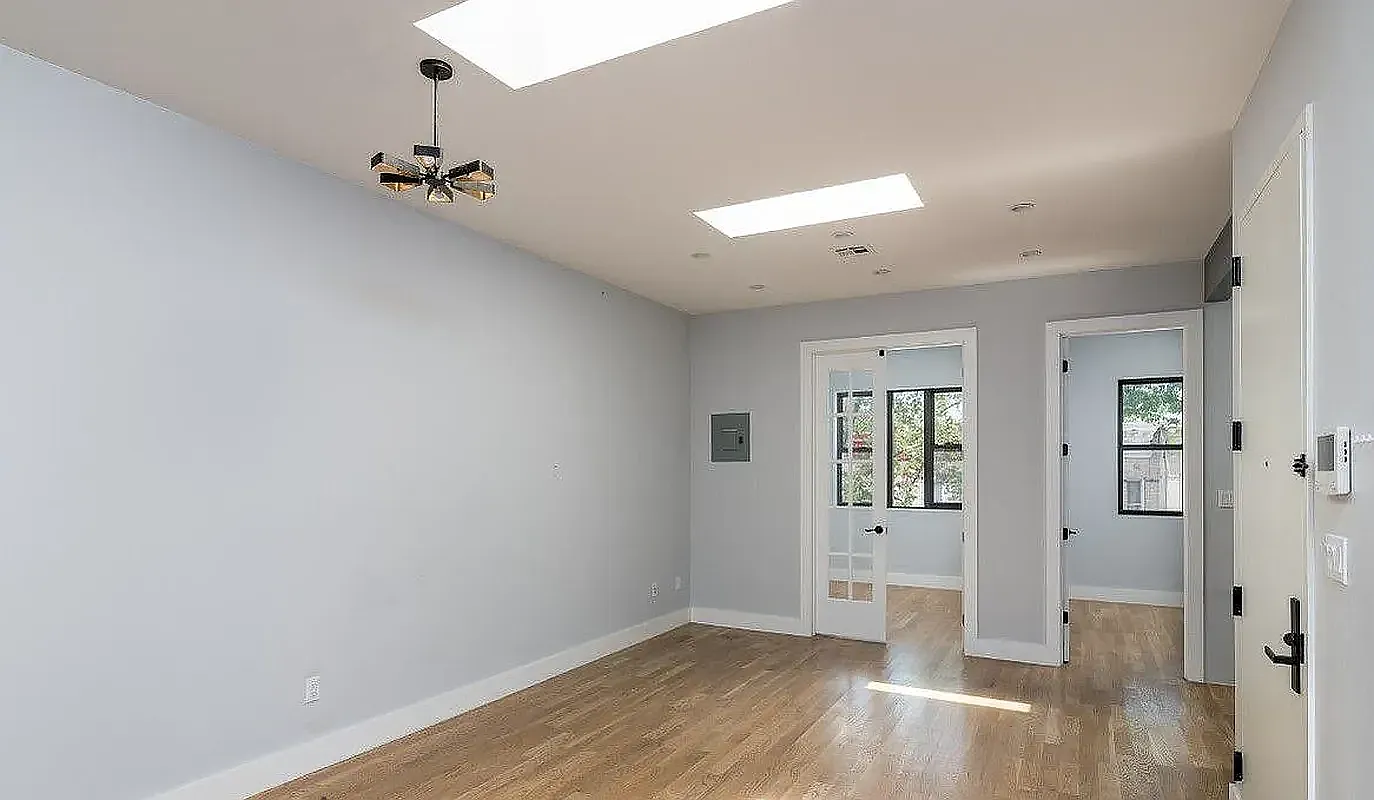 1180 Halsey Street — Photo 2
