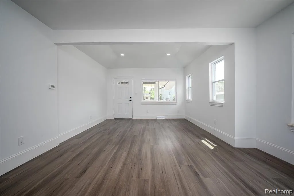 3 bed, 1.0 bath, 1216 sqft, $2,200 — Photo 3