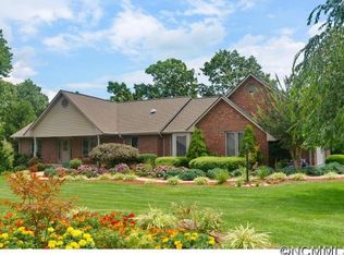 303 Windy Knoll Dr, Hendersonville, NC 28739