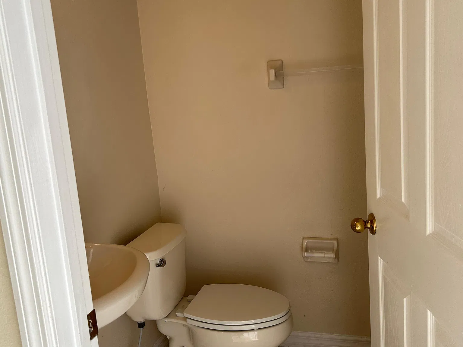 3 bed, 2.5 bath, 1721 sqft, $2,200 — Photo 1