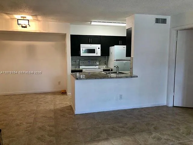 Bella Grand Condo — Photo 2