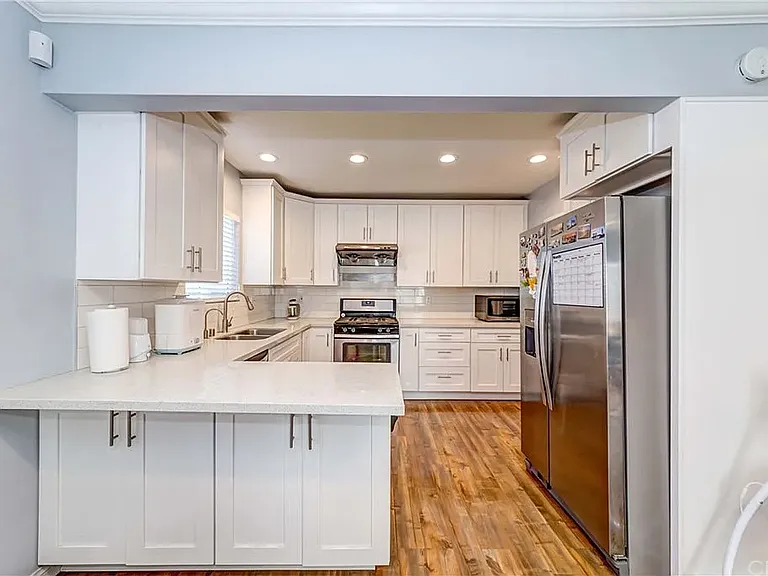 6528 Beeman Ave — Photo 5