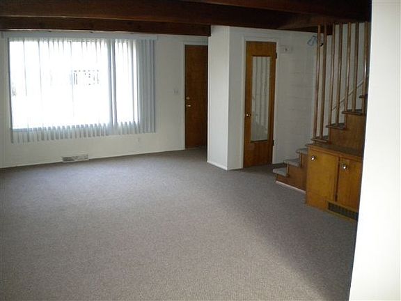 LARGE LIVING ROOM