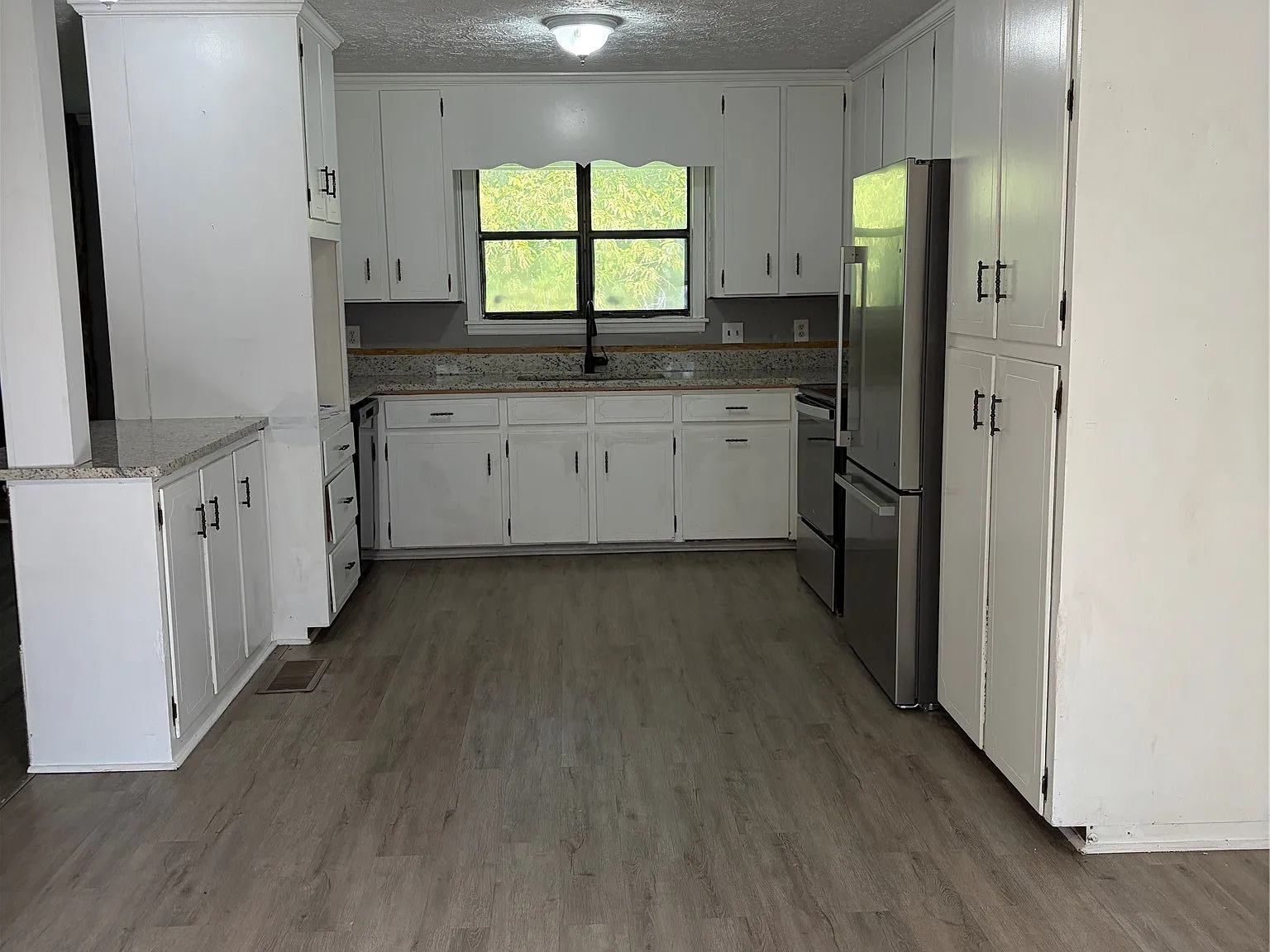 5 bed, 3.0 bath, 2600 sqft, $2,100 — Photo 3