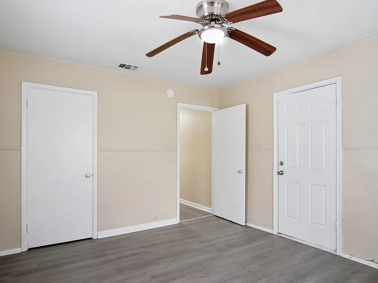 2818 E Houston St — Photo 8