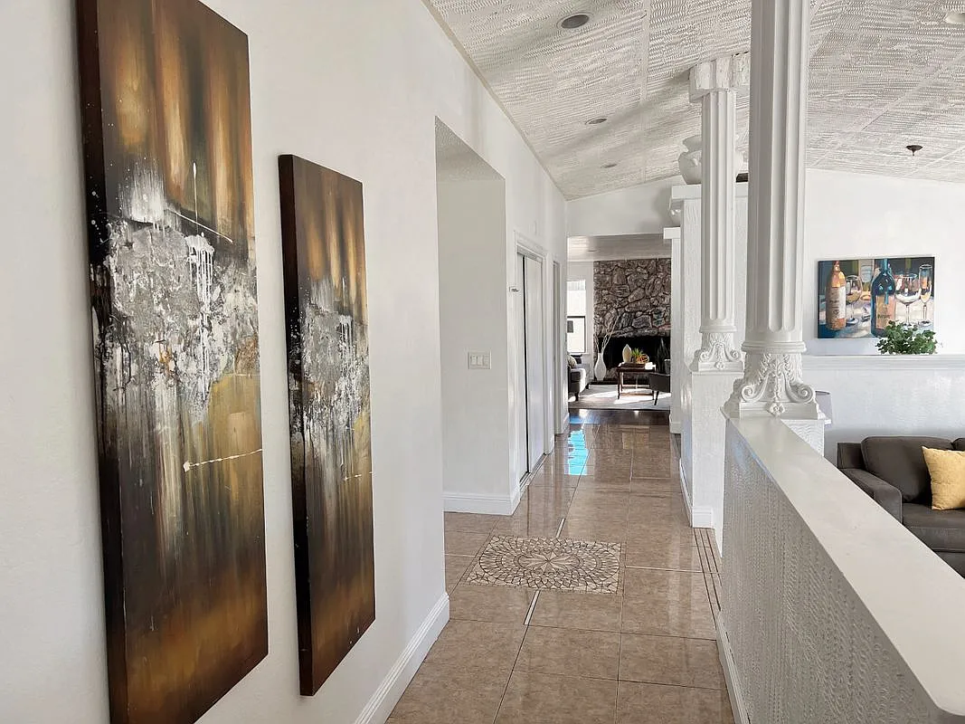 4 bed, 3.0 bath, 2210 sqft, $900 — Photo 1