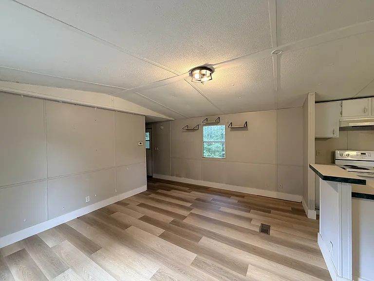 147 Phillips Ln — Photo 5