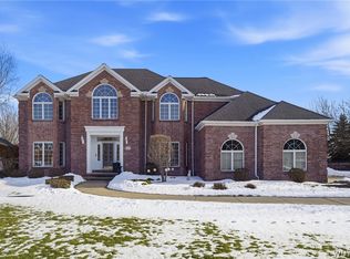 8137 Oak Leaf Ln, Williamsville, NY 14221