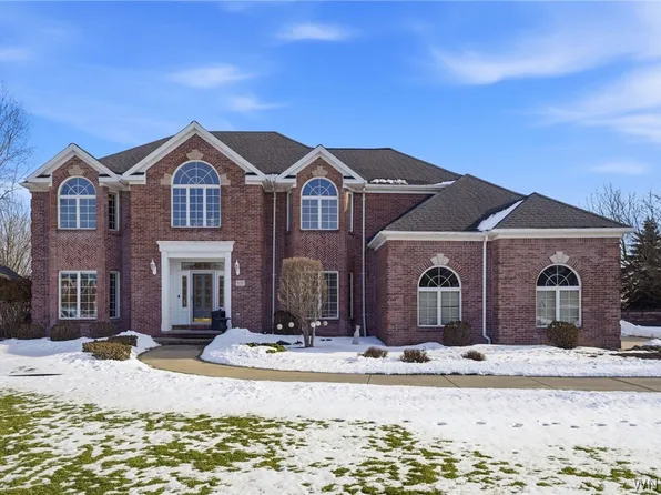 8137 Oak Leaf Ln, Williamsville, NY 14221