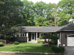 32 Cherokee Trl, Ridge, NY 11961