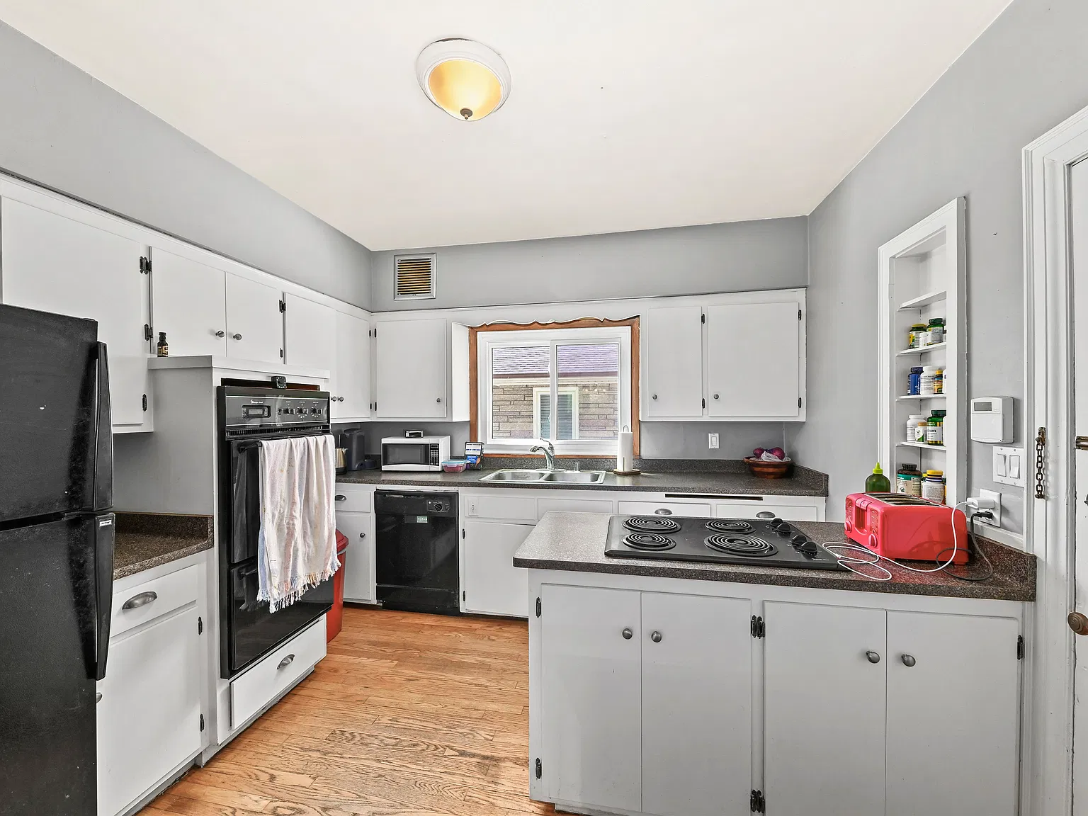 2 bed, 1100 sqft, $1,650 — Photo 4