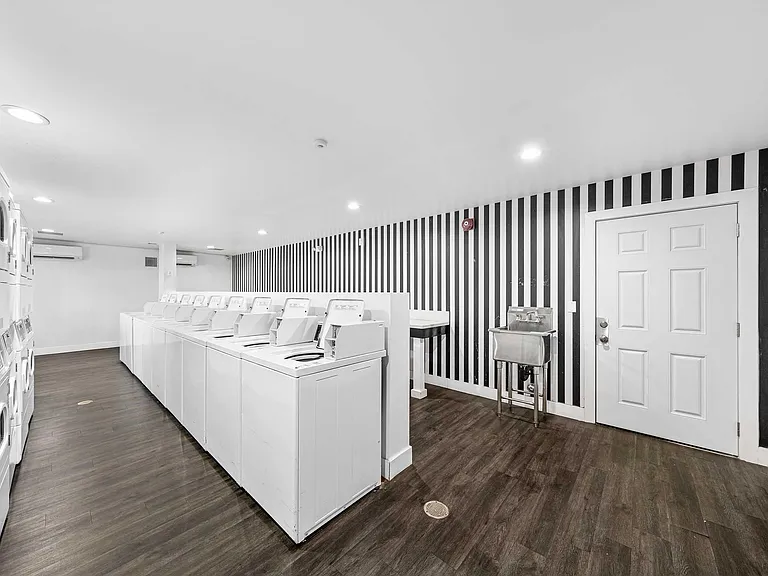 Summerview Beach Resort Luxury Apartments — Photo 36