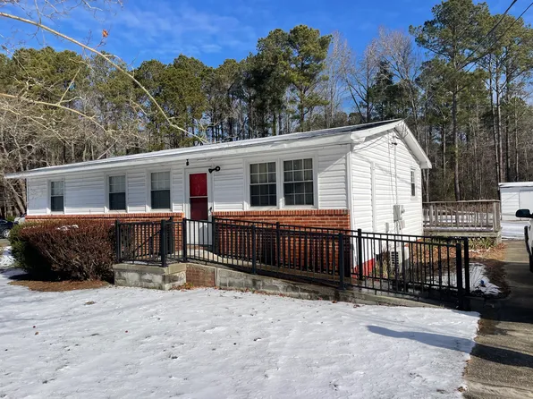 563 Wilson Ln, Weems, VA 22576