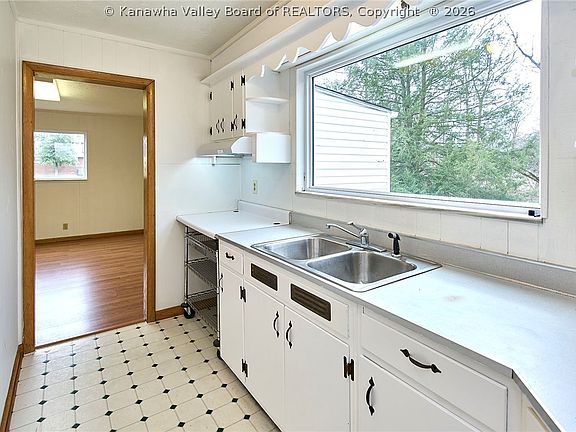 4th image of 5202 Teays Valley Rd