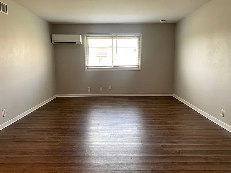 Executive House Apartments — Photo 33