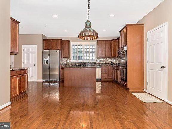 4th image of 340 E Wainscot Dr