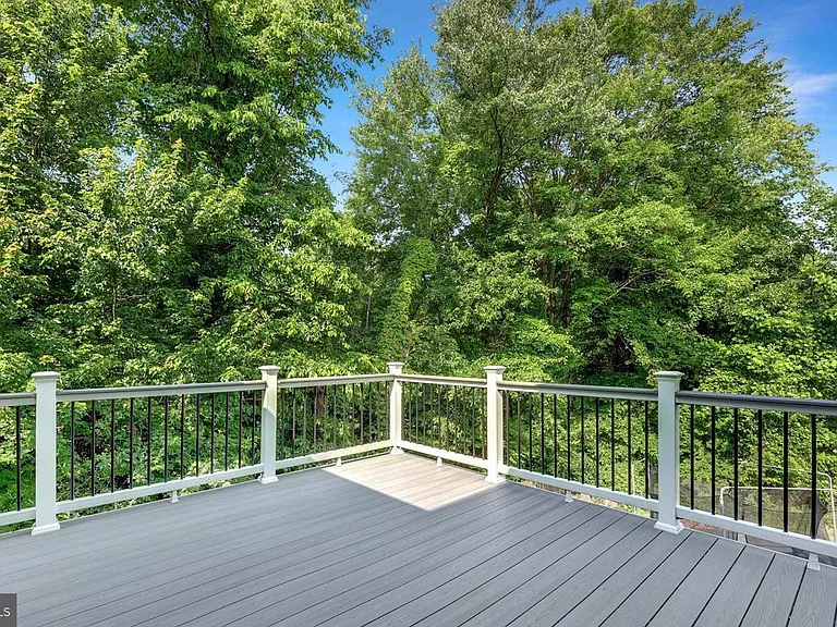 8901 Hargrove Ct — Photo 23