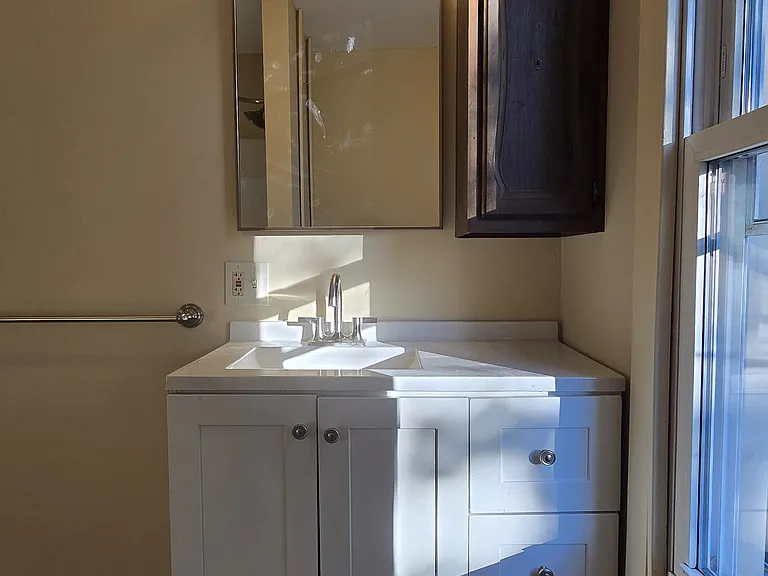 Full Bath (2nd Floor)