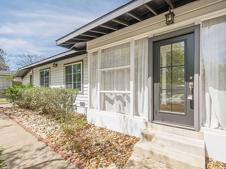 227 Devonshire Dr — Photo 3