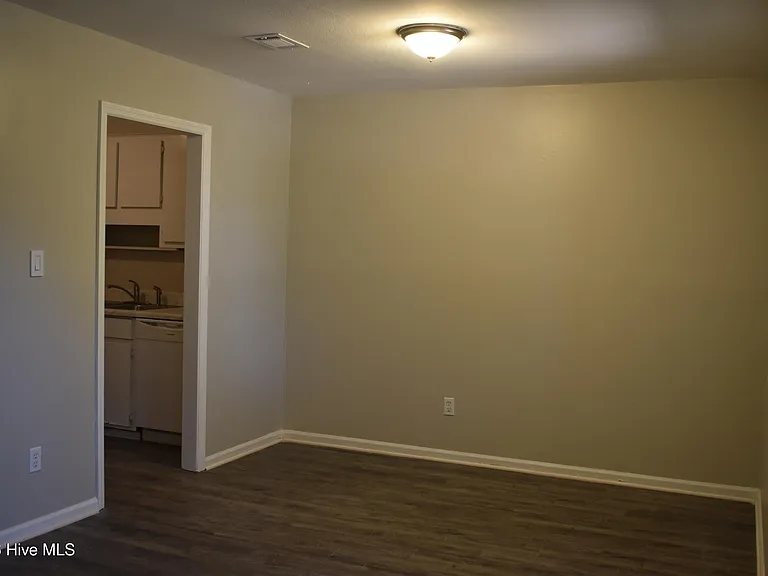135 Stoneybrooks Pl #B — Photo 4