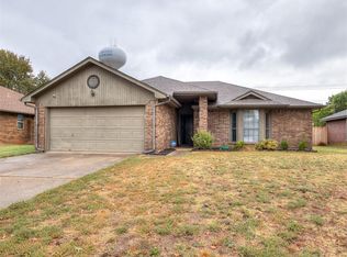 1108 Earl A Rodkey Dr, Edmond, OK 73003