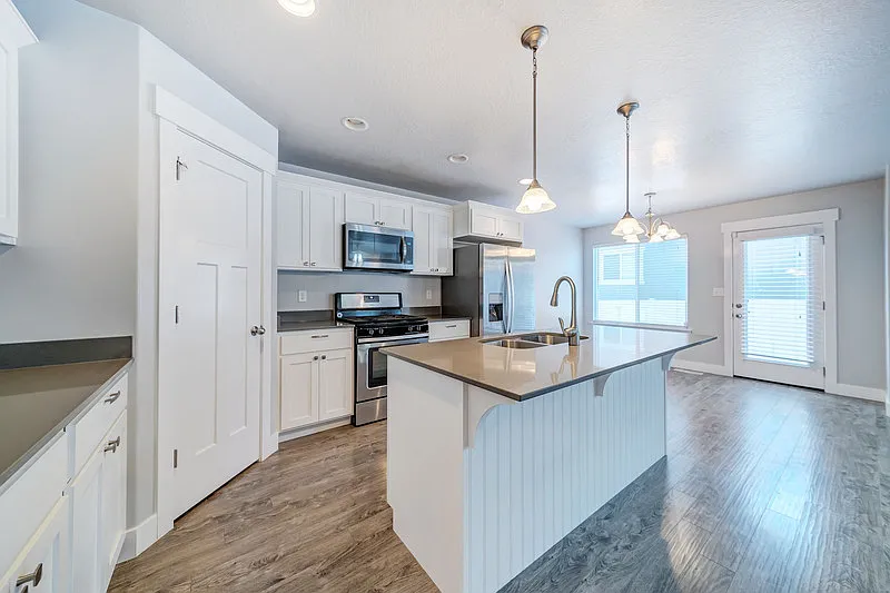 4 bed, 2.5 bath, 2350 sqft, $2,350 — Photo 4