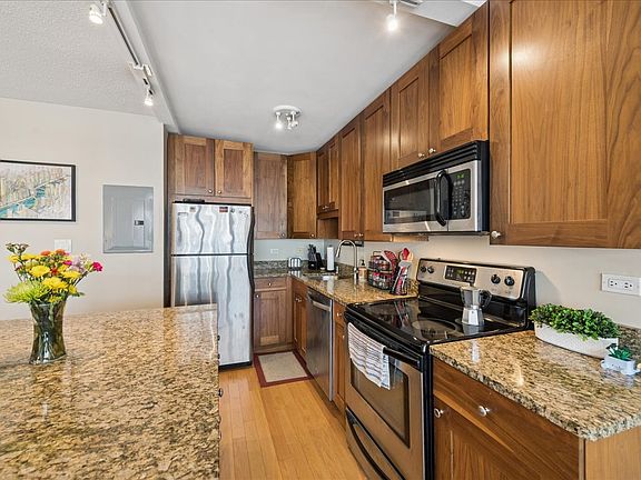 3rd image of 2930 N Sheridan Rd APT 1009