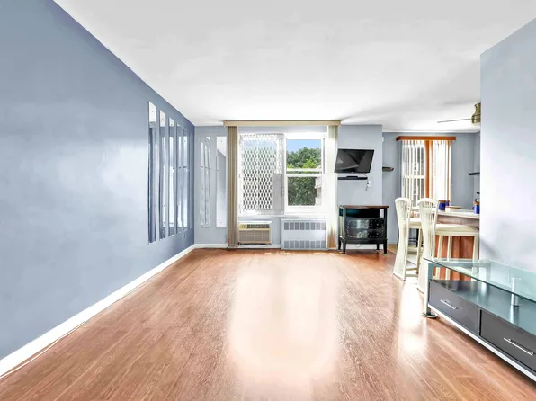 68-15 Selfridge Street image 9 of 24