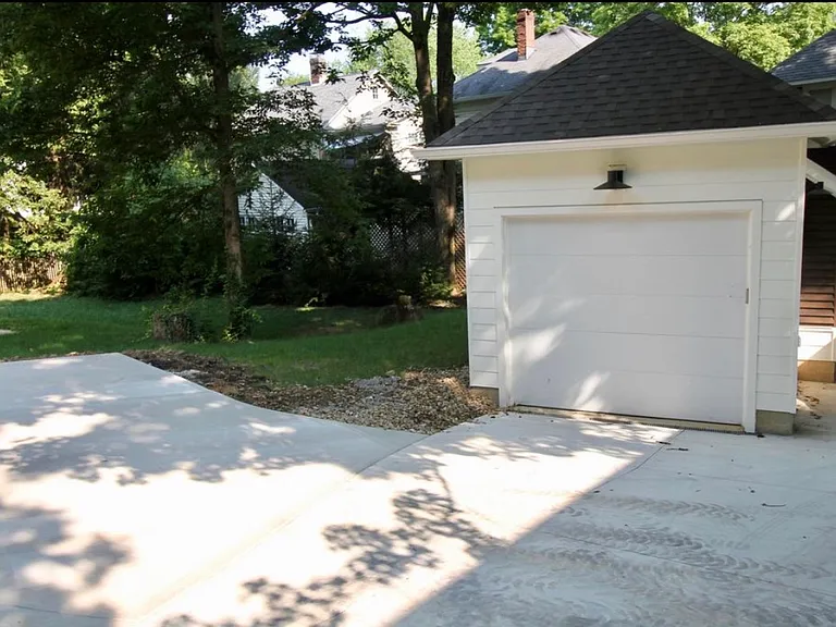 436 Broadway E — Photo 4