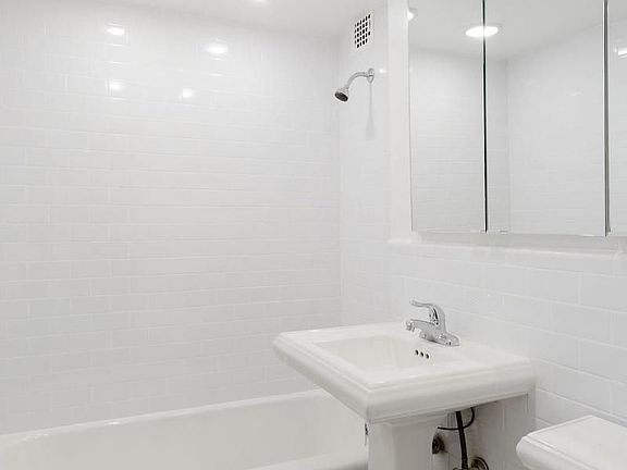 5th image of 301 E 66th St #6AA