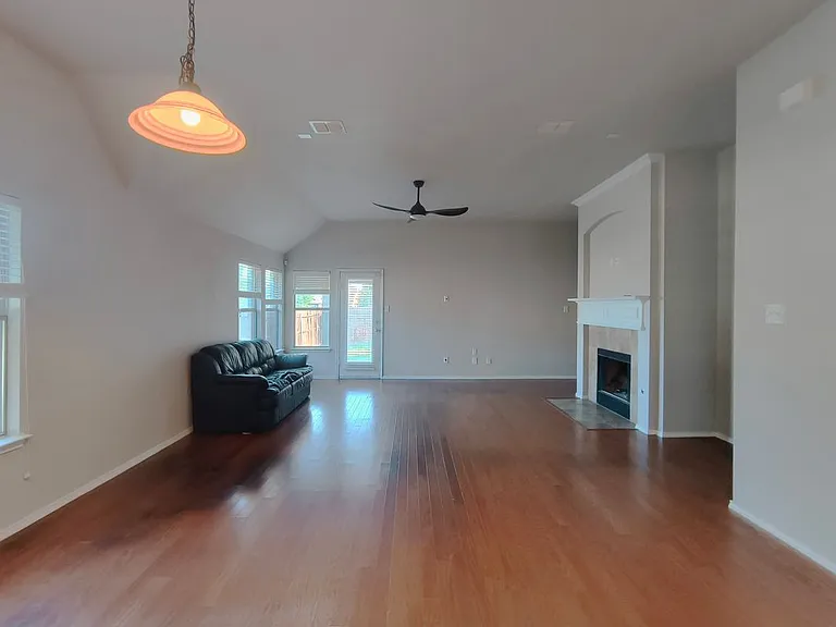 824 Lake Grove Dr — Photo 7