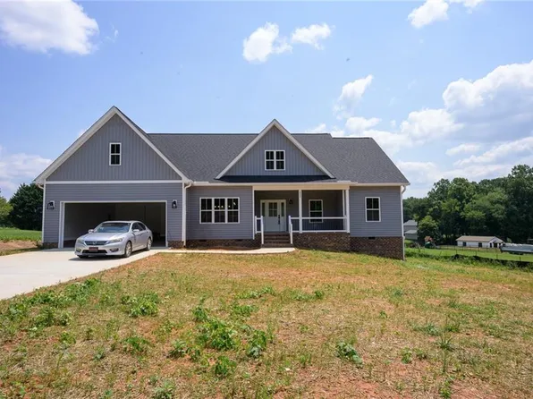 121 Winchester Dr, Ararat, NC 27007