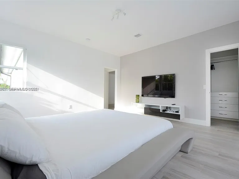 880 N Venetian Dr — Photo 19