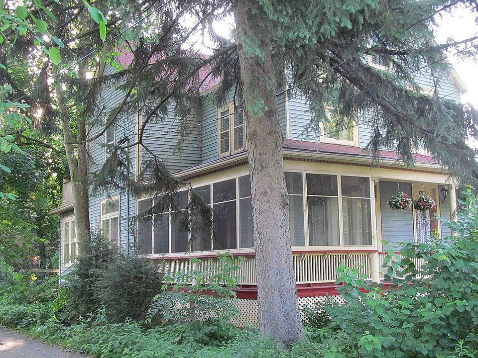 Side, large screened porch