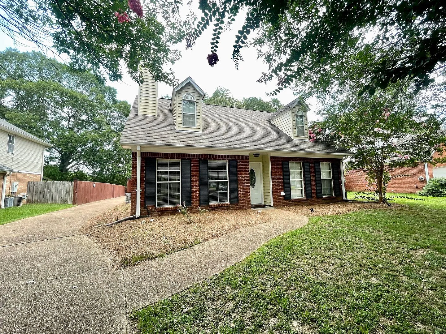 Charming 3 Bedroom Home in Madison Bonus Room & Large Private Backyard! — Photo 2