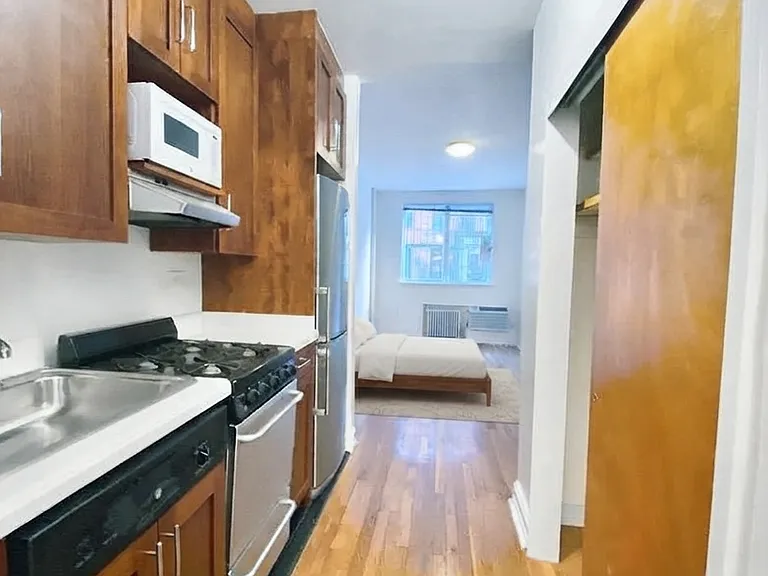 428 E 81st St #1B — Photo 2