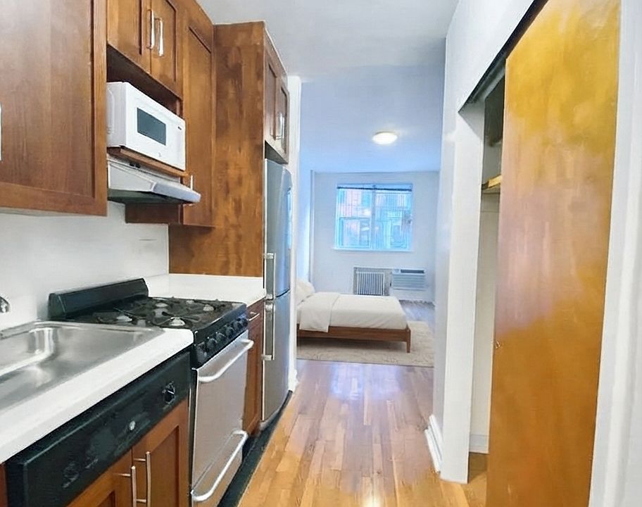 2nd image of 428 E 81st St APT 1b