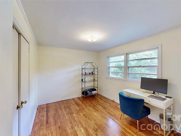 1136 E Woodlawn Rd — Photo 21
