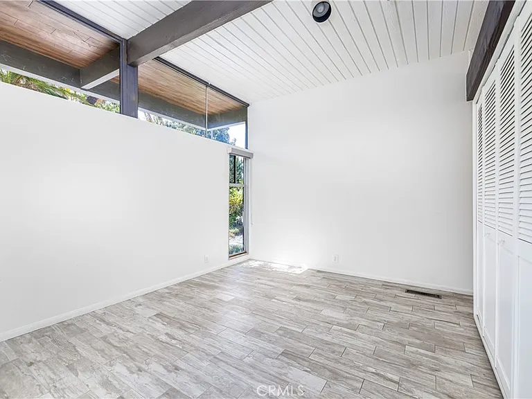 18349 Hiawatha St — Photo 42