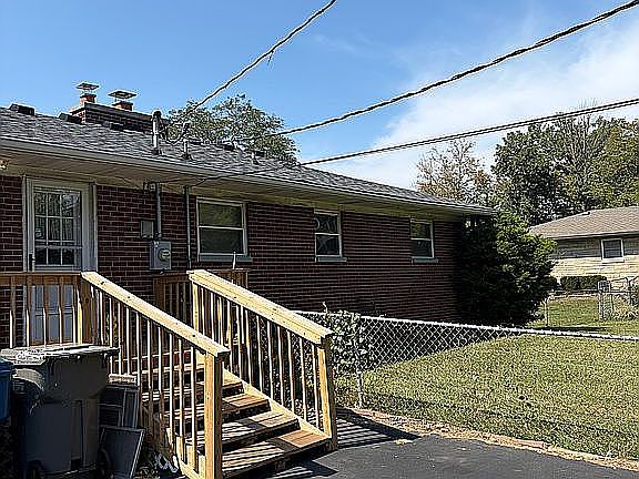 3rd image of 1021 S Post Rd
