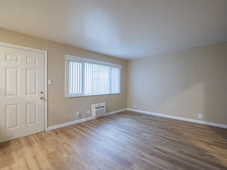 Oakridge Apartments — Photo 14