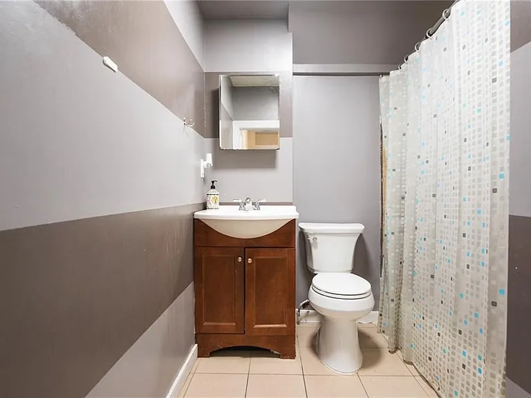 512 W Marshall St #B — Photo 5