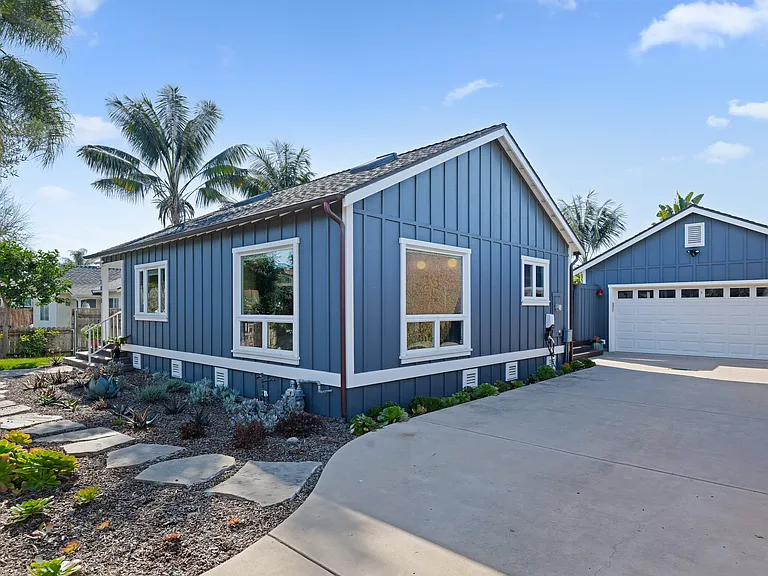 1093 Holly Ave — Photo 2