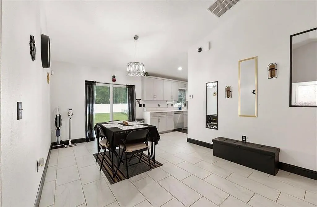 3 bed, 2.0 bath, 1140 sqft, $1,950 — Photo 3