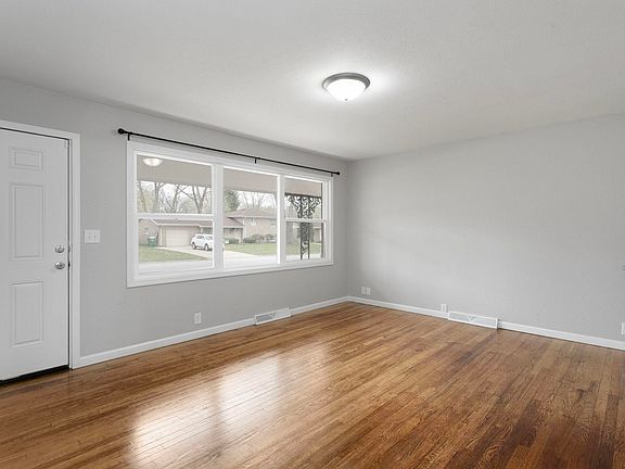 3rd image of 19280 Dresden Dr